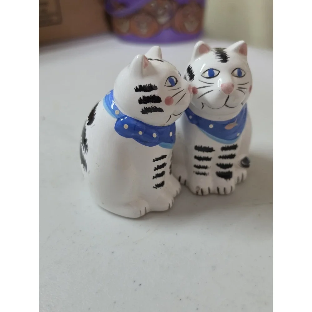 Vintage 90's Coco Dowley ceramic cat salt & pepper shaker black & white
